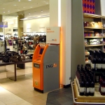 Bijenkorf Rotterdam Coolsingel - Voor de Bijenkorf is een lobbyautomaat geplaatst op een prominente plek in de winkel