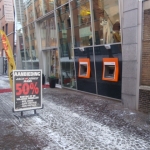 Heerlen - Bij een retailer in Heerlen van der Maessenstraat zijn 2 geldautomaten geplaatst in colorbel glas